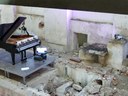 Klavier mit Automaten in Produktionshalle 2